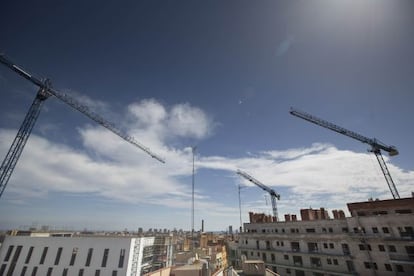 Grues d'una promoció immobiliària al Guinardó.