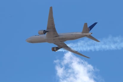 Una imagen del fallo del Boeing 777-200 que despegó del aeropuerto internacional de Denver, este sábado.