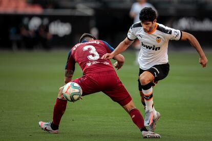 Guedes regatea a Raul Navas en el inicio de la jugada que supuso el primer gol del Valencia ante Osasuna.