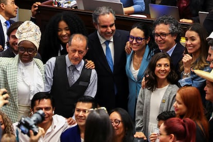 Armando Benedetti, rodeado de congresistas tras la aprobación en un primer debate de la reforma a la Salud, el jueves en Bogotá.