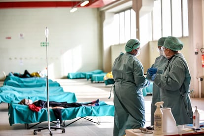 Equipe médica na Itália.