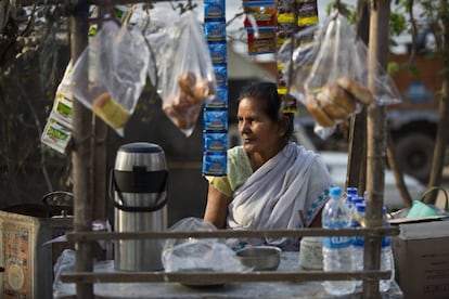 Una mujer espera a los clientes en su puesto de té al lado de la calle en Gauhati (India), el 7 de marzo.