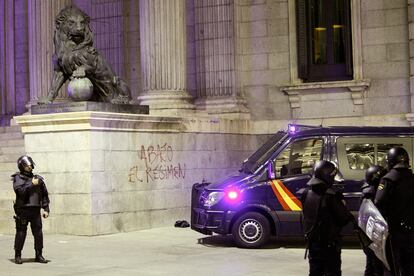 Los detenidos por la policía a las puertas del Parlamento había realizado una pintada en uno de los muros del edificio.