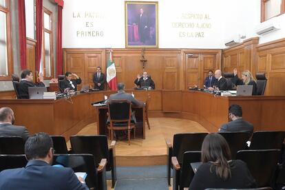 La Primera Sala de la SCJN, presidida por el ministro Jorge Mario Pardo Rebollar, otorga la protección de la justicia mediante un amparo a víctimas de la 'Guerra Sucia', este 12 de junio en Ciudad de México.