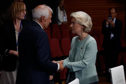 La presidenta de la Comisión Europea, Ursula von der Leyen, saluda al alto representante de la Unión para Asuntos Exteriores y Política de Seguridad, Josep Borrell.