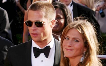 Brad Pitt y Jennifer Aniston en la alfombra roja de los premios Emmy el 19 de septiembre de 2004.