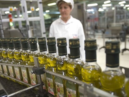 Trabajadora en una planta de envasado de aceite de la marca Carbonell.