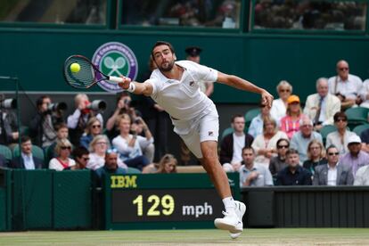 El tenista croata Marin Cilic disputa un punto contra Sam Querrey durante el partido.