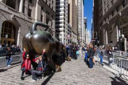 Turistas fotografiándose junto al Toro de Wall Street, del escultor Arturo Di Modica.