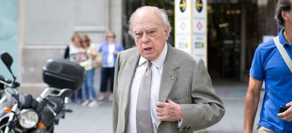 El expresidente de la Generalitat Jordi Pujol sale de su despacho en el paseo de Gracia de Barcelona.