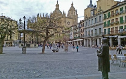 Estatua de Antonio Machado en la Plaza Mayor de Segovia,