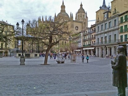 Estatua de Antonio Machado en la Plaza Mayor de Segovia,