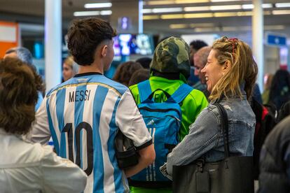 Hinchas de Argentina hacen fila para un control de seguridad en el aeropuerto de Ezeiza.
