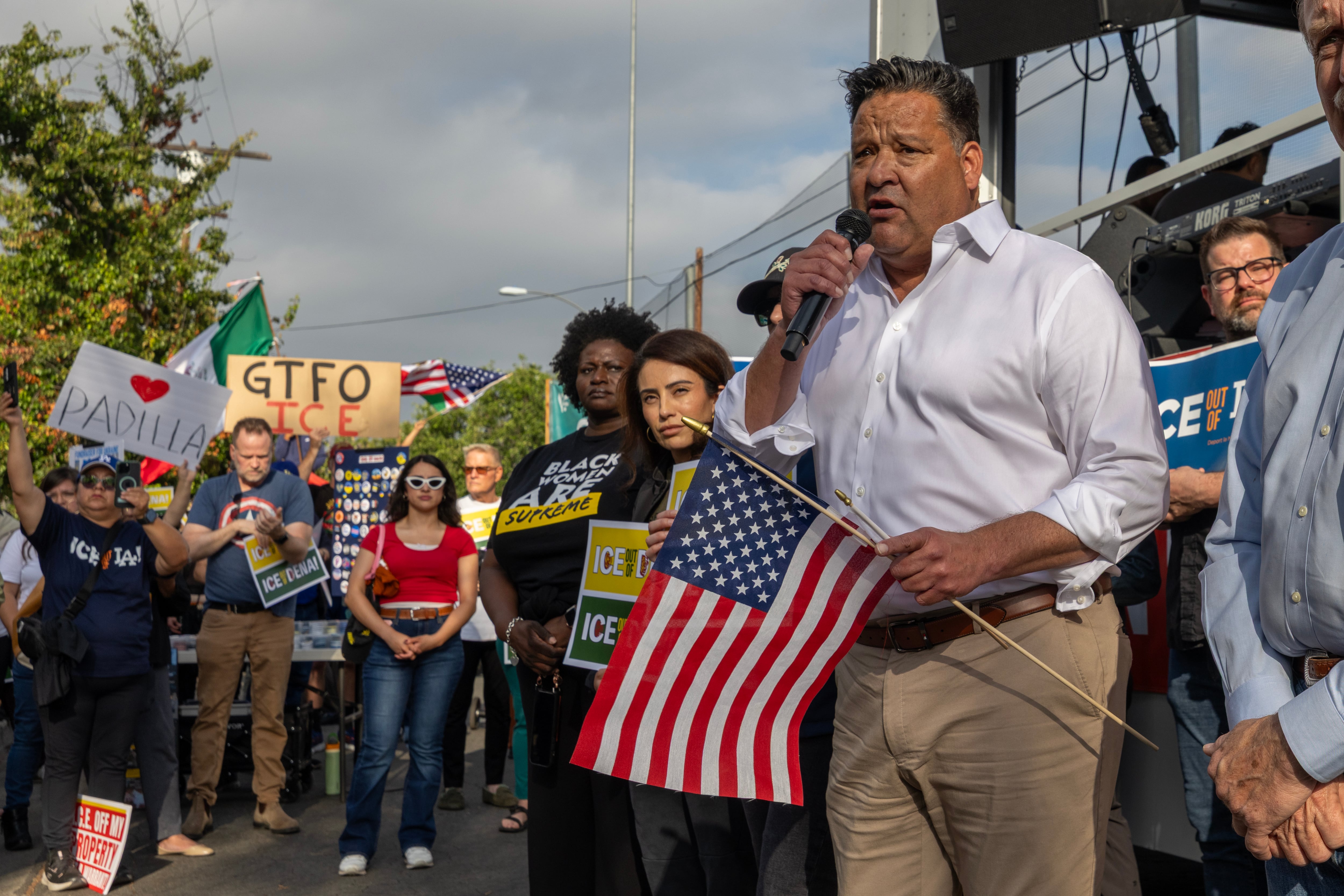 Miembros de la comunidad latina protestan contra las redadas del ICE en Pasadena, California, en 2025.