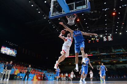 Pau Gasol antes de anotar una canasta, en plena puja ante Yannis Bourousis.