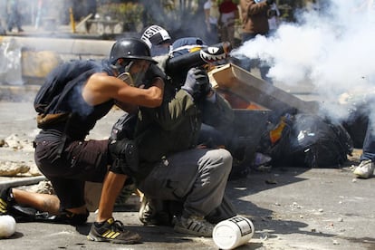 Os manifestantes anti-governo dispararam um morteiro rudimentar contra a polícia durante os distúrbios que se produziram hoje em Caracas.