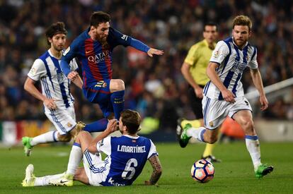 Messi salta sobre el defensa de la Real Sociedad Inigo Martínez Berridi.