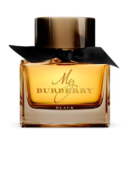 Burberry lanza 'My Burberry Black', su nueva fragancia femenina inspirada en el trench Heritage negro. La esencia de la flor de jazmín, el néctar de melocotón y un toque de rosa son sus claves aromáticas (82 euros/50 ml).