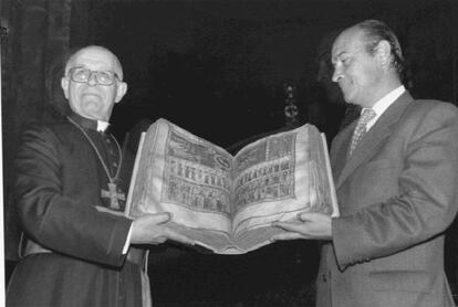 Joan Martí, obispo de la Seu y Santiago López Valdivieso, director de la Guardia Civil, con el Beato en 1997, cuando se recuperó.