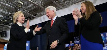 Chelsea Clinton con sus padres Hillary y Bill Clinton en la noche de las primarias en New Hampshire.