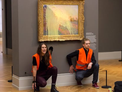 Activistas lanzan puré de patata contra un cuadro de la serie 'Los almiares', del pintor francés Claude Monet el pasado 23 de octubre.