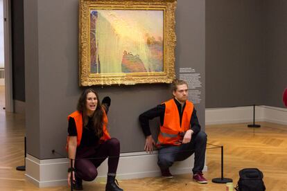 Activistas lanzan puré de patata contra un cuadro de la serie 'Los almiares', del pintor francés Claude Monet el pasado 23 de octubre.