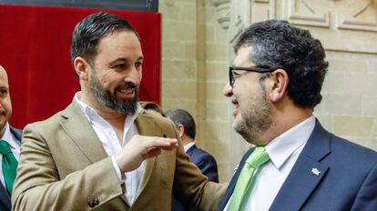 O líder nacional do VOX, Santiago Abascal, e o juiz Francisco Serrano, deputado pelo partido.
