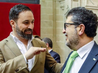 O líder nacional do VOX, Santiago Abascal, e o juiz Francisco Serrano, deputado pelo partido.