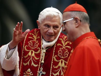 Benedicto XVI junto al secretario de Estado, Tarsicio Bertone.
