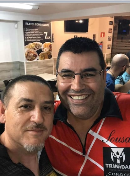 A la izquierda, Kiko Hernández, detenido por narcotráfico, junto al mejor jugador de dardos de España, José Oliveira de Sousa.