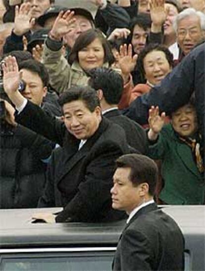 Roh Moo-hyun saluda después de jurar como presidente de Corea del Sur.