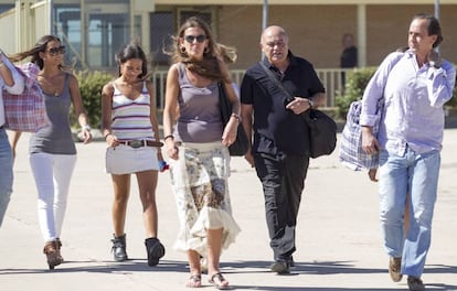 Gerardo D&iacute;az Ferr&aacute;n, de negro, acompa&ntilde;ado de su familia a la salida de la c&aacute;rcel durante su primer permiso penitenciario, el pasado julio. 