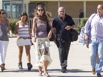 Gerardo D&iacute;az Ferr&aacute;n, de negro, acompa&ntilde;ado de su familia a la salida de la c&aacute;rcel durante su primer permiso penitenciario, el pasado julio. 