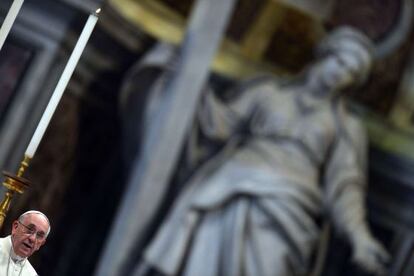 El papa Francisco en la bas&iacute;lica de San Pedro.