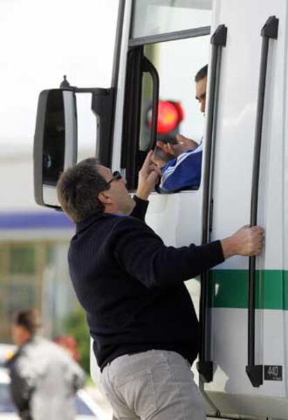 Un miembro de un piquete informativo hablaba ayer con un camionero.