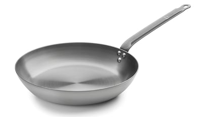 La sartén de hierro Lacor ofrece un rendimiento óptimo al cocinar carnes.