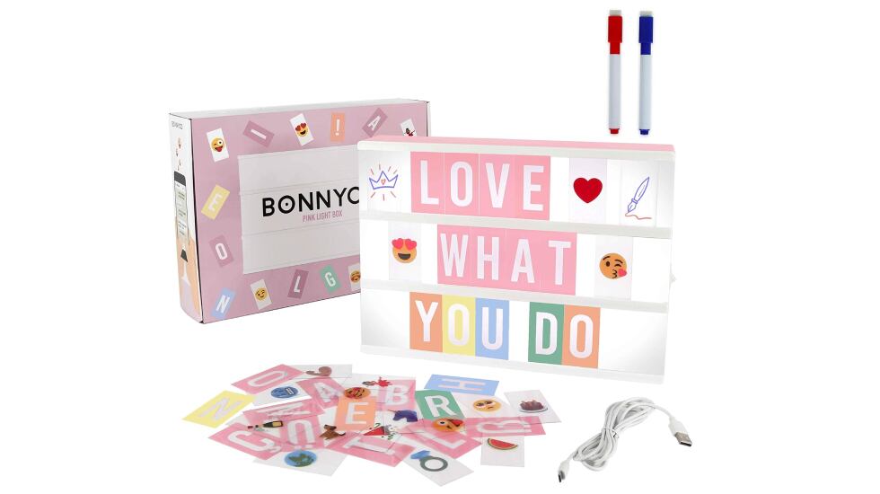 Caja de luz con 400 letras y divertidos emojis.