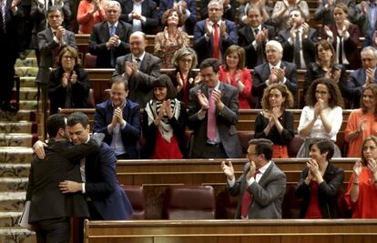 El secretario general del PSOE, Pedro Snchez saluda al portavoz del grupo parlamentario socialista, Antonio Hernando, al finalizar las intervenciones antes de la votacin.