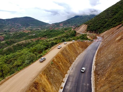 Vista aérea de los avances de la construcción de la Autopista Barranca Larga - Ventanilla en San Vicente Coatlán, Oaxaca.