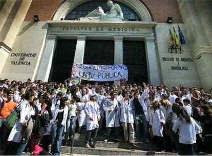 Centenares de estudiantes de Medicina de la Universitat de València se sumaron ayer a la protesta contra la apertura de nuevas facultades.