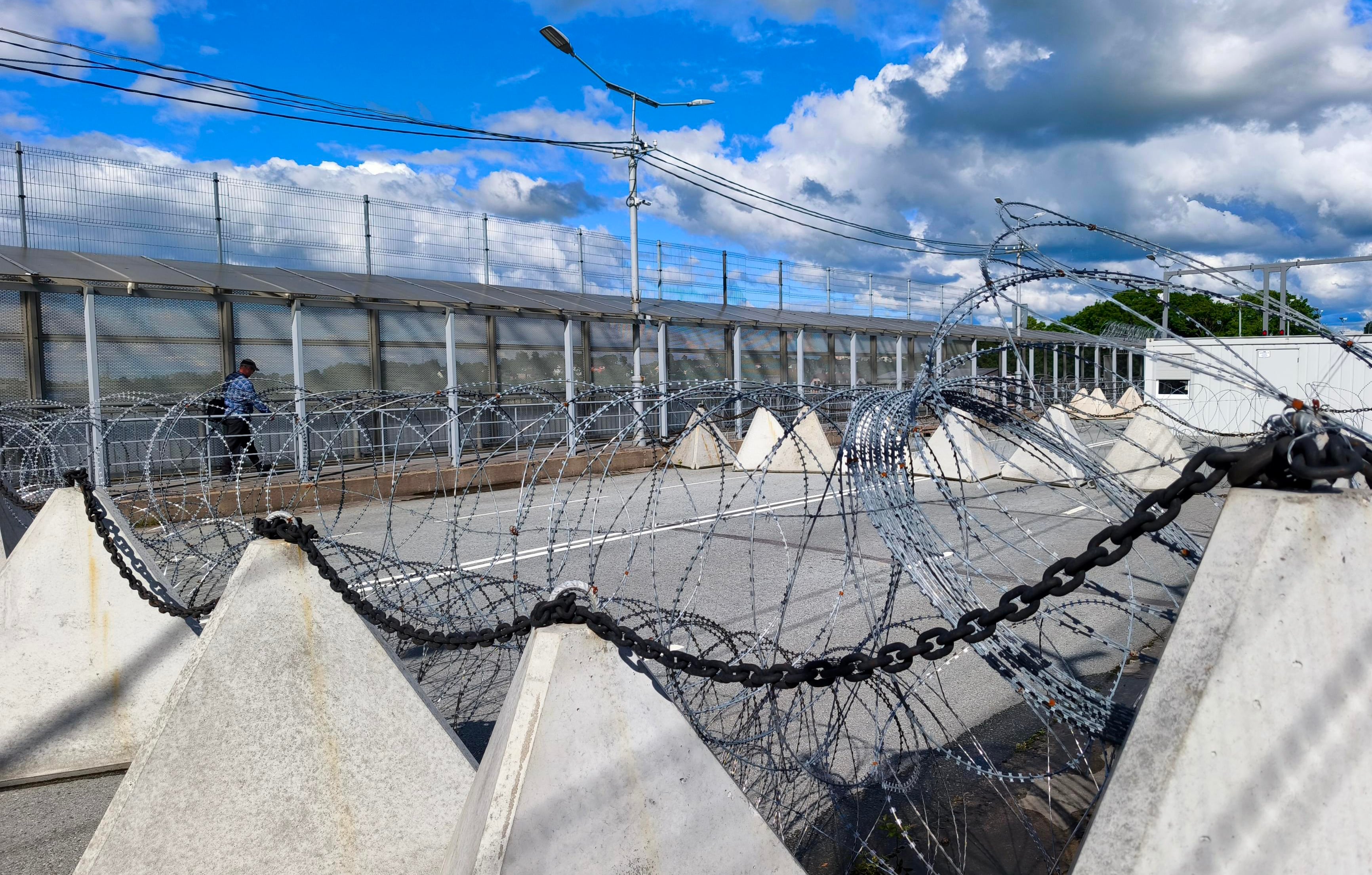 Un hombre cruza el puente desde Narva hacia la ciudad rusa de Ivángorod, separadas por un río.