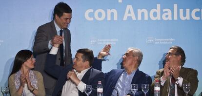 Rosario Soto, Antonio Sanz, Carlos Rojas (de pie), Javier Arenas e Ignacio Zoido, en la reunión del grupo parlamentario popular en Carmona (Sevilla).