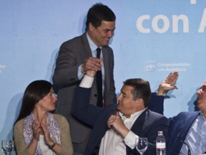 Rosario Soto, Antonio Sanz, Carlos Rojas (de pie), Javier Arenas e Ignacio Zoido, en la reunión del grupo parlamentario popular en Carmona (Sevilla).