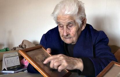 Eulalia Mendoza con una foto de su padre.