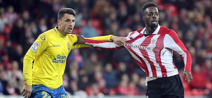 Iñaki Williams forcejea con Ximo Navarro, zaguero de Las Palmas.