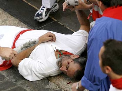 El pamplonés Ramón Garayoa es atendido tras sufrir una caída que le produjo lesiones graves.