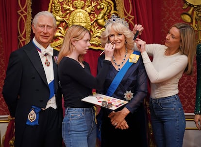 Sophie Greenaway (izquierda) y Claire Parkes retocan las figuras de los reyes Carlos y Camila en el museo Madame Tussauds de Londres, justo antes de su coronación el año pasado.