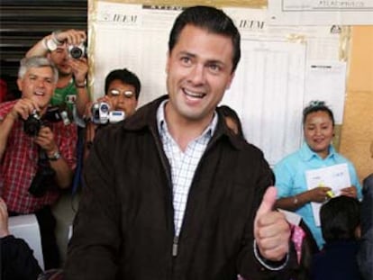 El candidato priísta, Enrique Peña Nieto, emite su voto.