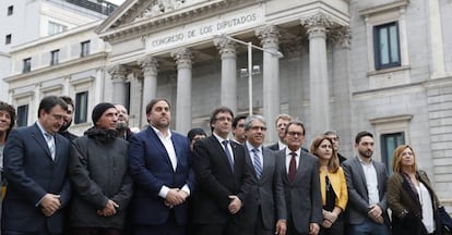 Dirigentes de Junts pel Sí en el acto de apoyo a Francesc Homs frente al Congreso, el pasado noviembre.