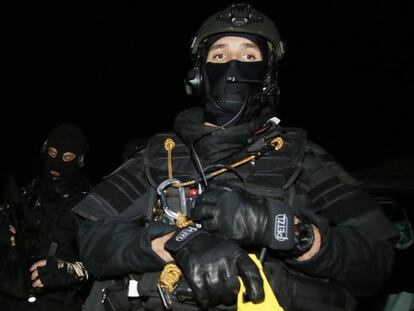 La polic&iacute;a francesa, durante la operaci&oacute;n. 